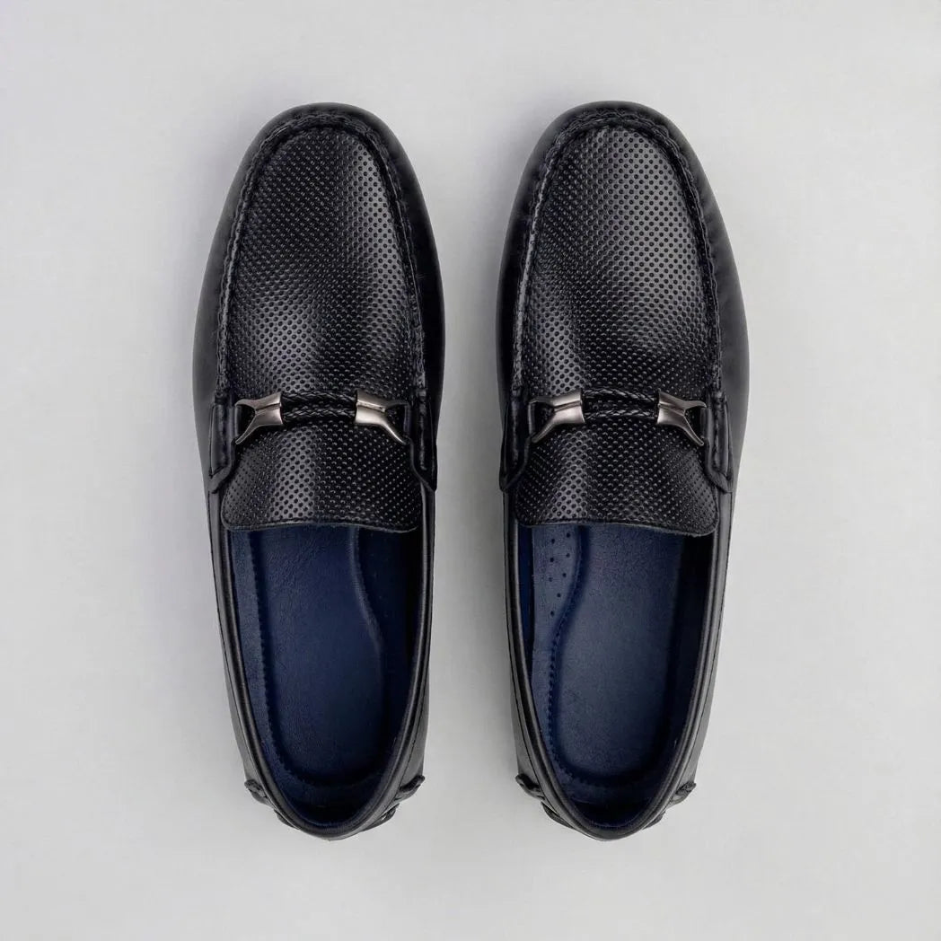 Par do modelo Mocassim Driver Aero Bit com Fivela, na cor preto, visto de cima.