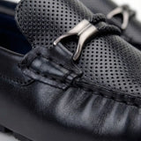 Detalhe do cabedal perfurado, das costuras e da fivela metálica do Mocassim Driver Aero Bit com Fivela preto.