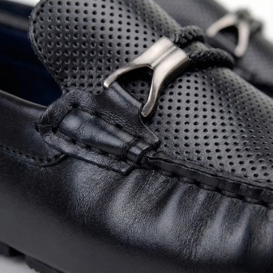 Detalhe do cabedal perfurado, das costuras e da fivela metálica do Mocassim Driver Aero Bit com Fivela preto.