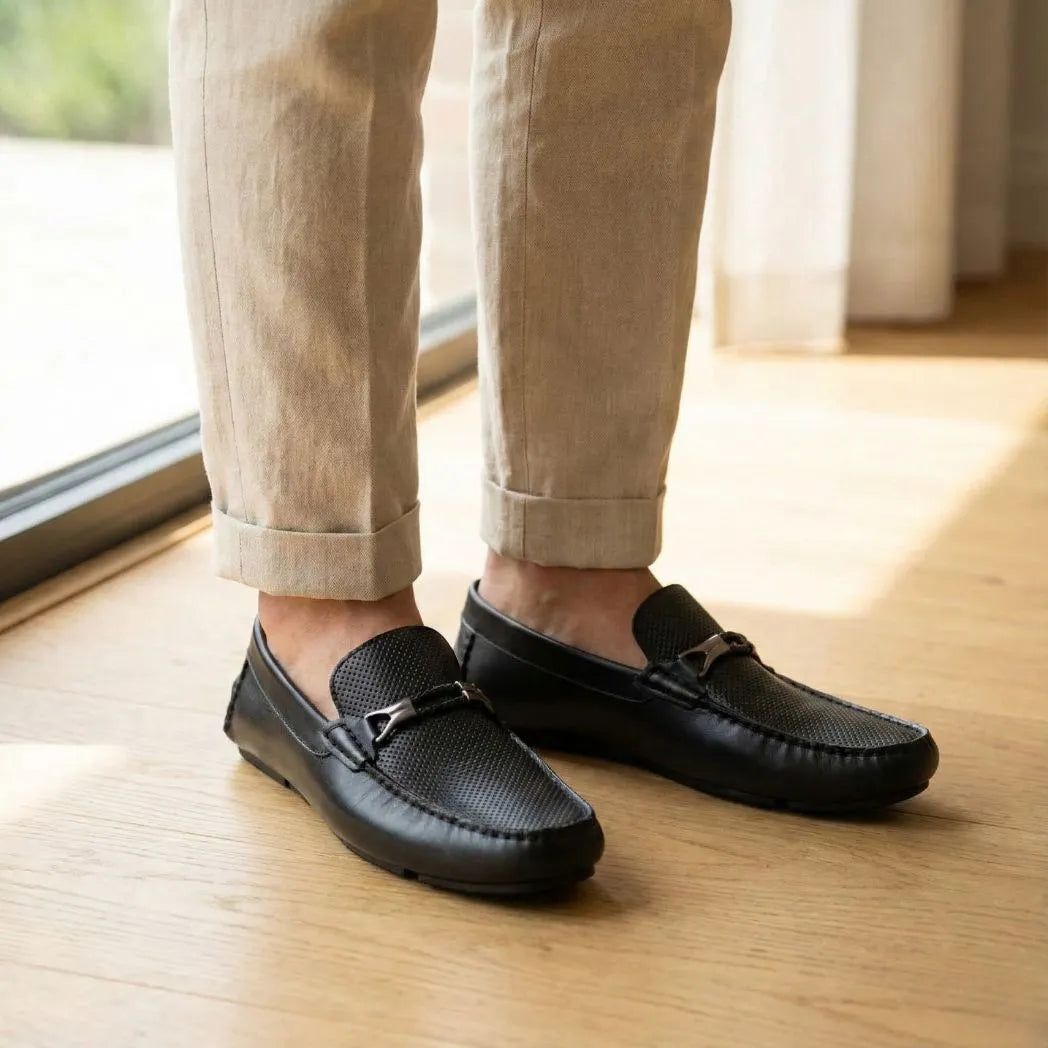 Mocassim Driver Aero Bit Preto com Fivela: modelo nos pés.