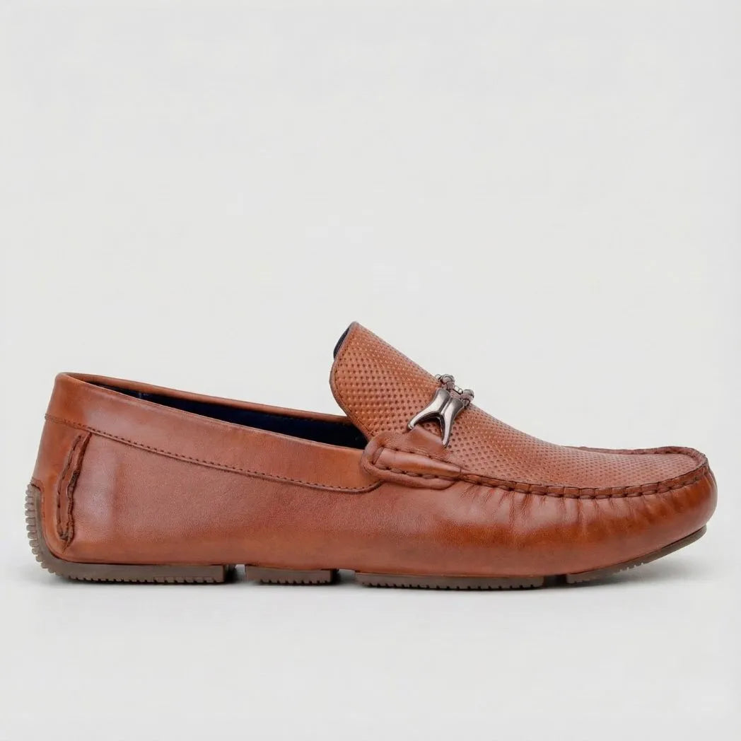 Mocassim Driver Aero Bit com Fivela na cor marrom, em vista lateral.