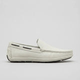 Mocassim Driver Cruise de Couro: modelo branco de perfil, com cordão nas laterais e costura frontal.