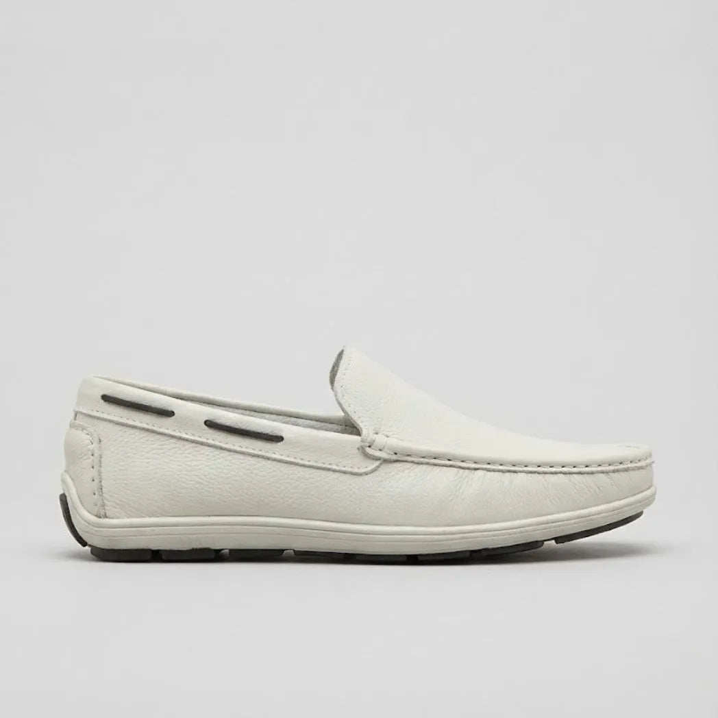 Mocassim Driver Cruise de Couro: modelo branco de perfil, com cordão nas laterais e costura frontal.
