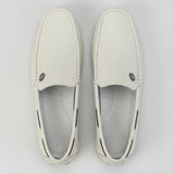 Par do modelo Mocassim Driver Cruise de Couro, na cor branco, visto de cima.