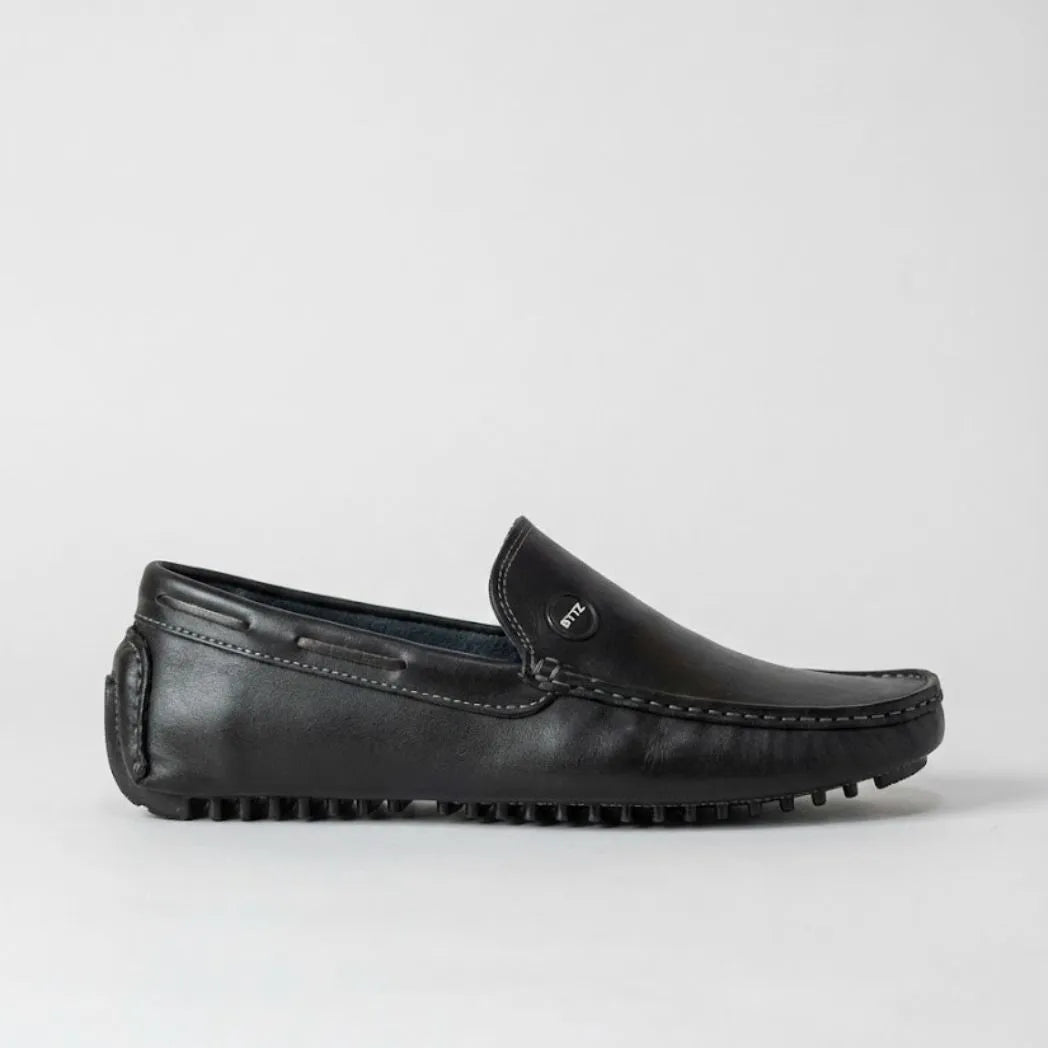 Mocassim Driver Cruise de Couro Preto na cor preto, em vista lateral.