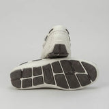 Par do modelo Mocassim Driver Cruise de Couro, na cor branco, com um dos solados voltado para a câmera.