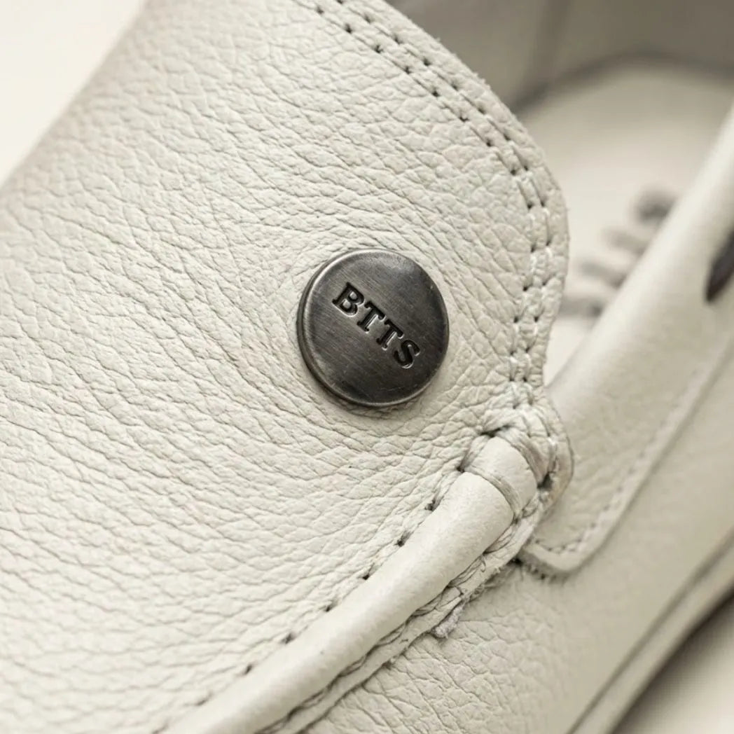 Mocassim Driver Cruise de Couro Branco: detalhe do modelo.