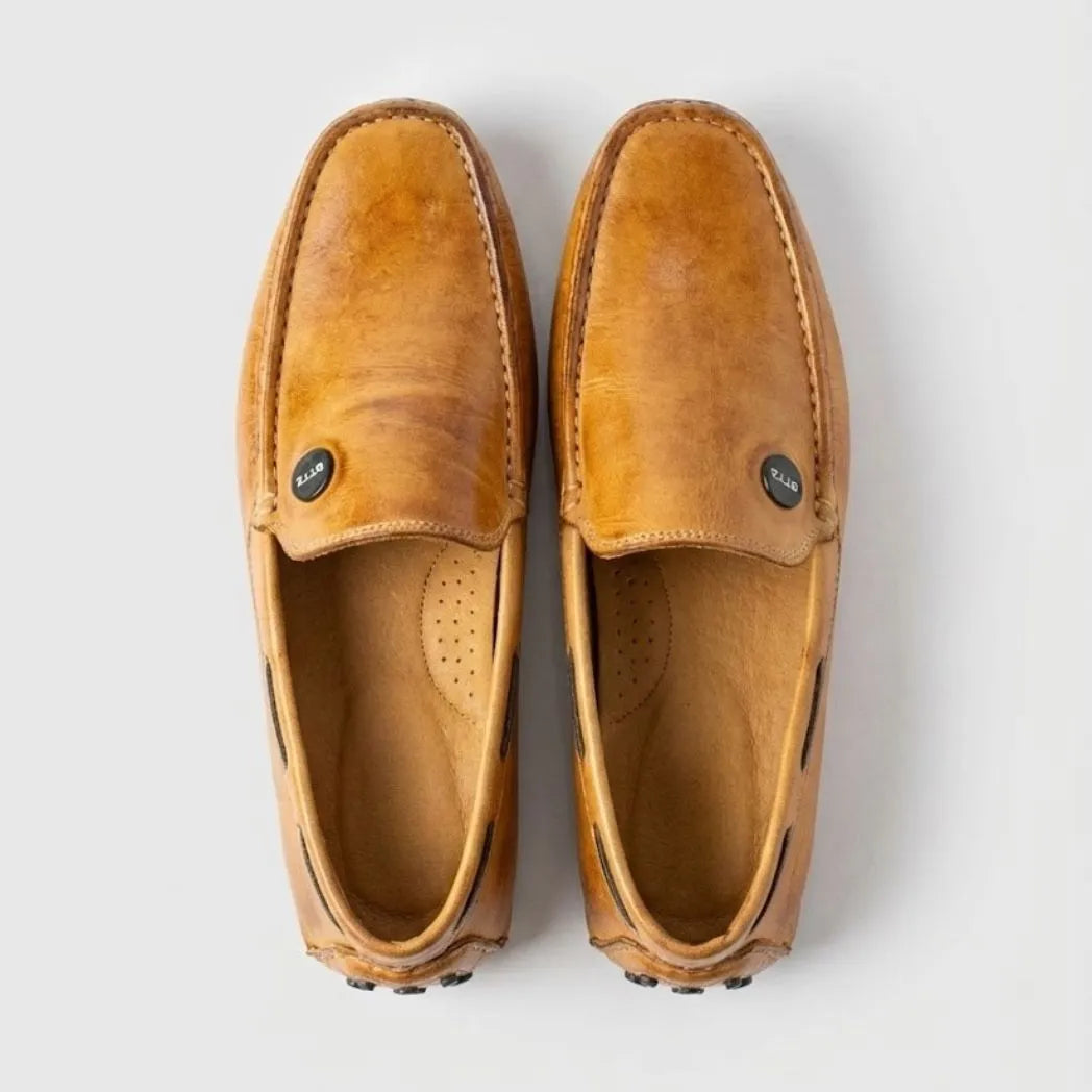 Par do modelo Mocassim Driver Cruise de Couro Laranja, na cor laranja, visto de cima.