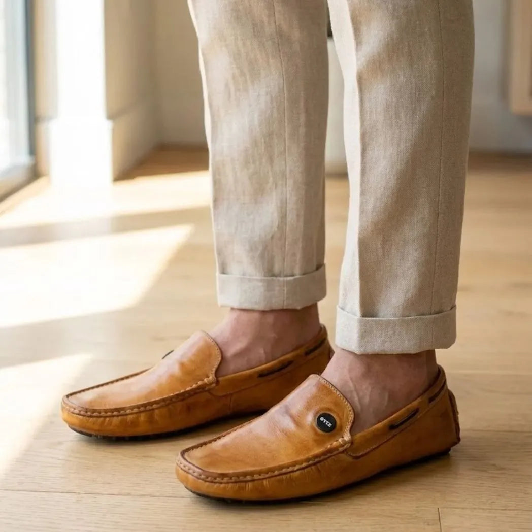 Mocassim Driver Bttz de Couro: modelo nos pés.