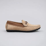 Mocassim Driver Dune de Camurça: modelo bege de perfil, com pequena ferragem frontal, costura aparente e sola preta.