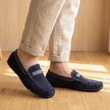 Mocassim Driver Dune de Camurça na cor azul-escuro, usado com calça clara de barra dobrada.