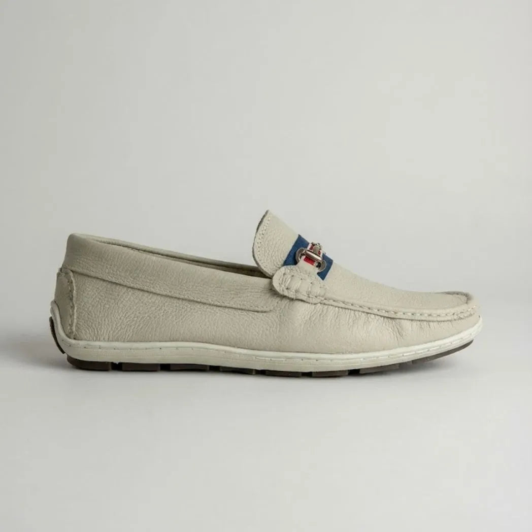 Mocassim Driver Heritage de Couro Branco: vista lateral do modelo.