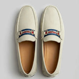 Par do modelo Mocassim Driver Heritage de Couro Branco, na cor branco, visto de cima.