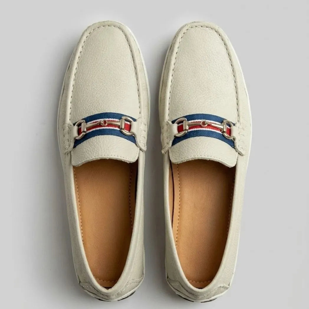 Par do modelo Mocassim Driver Heritage de Couro Branco, na cor branco, visto de cima.