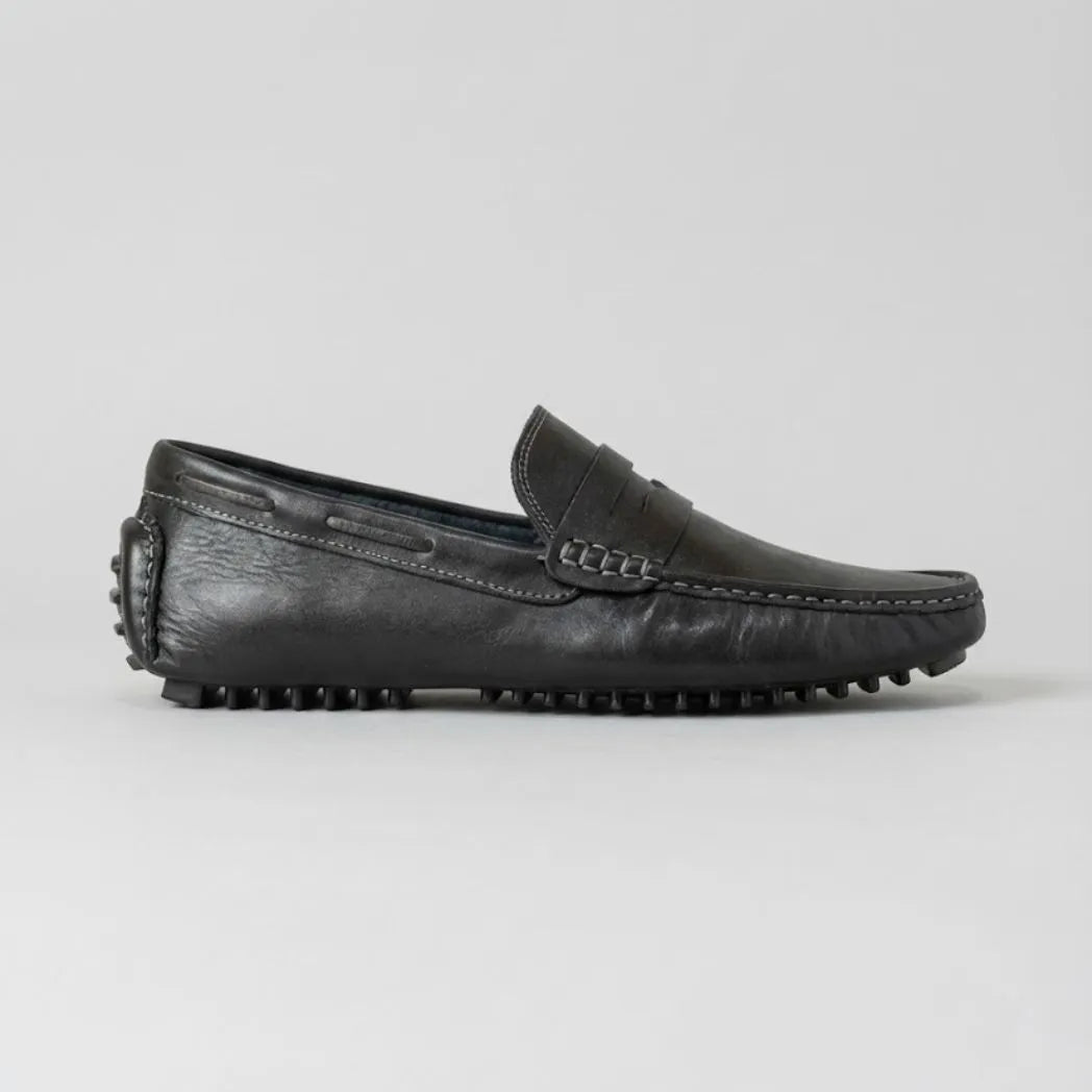 Mocassim Driver Penny de Couro Preto: vista lateral do modelo.