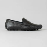 Mocassim Driver Penny de Couro na cor preto, em vista lateral.
