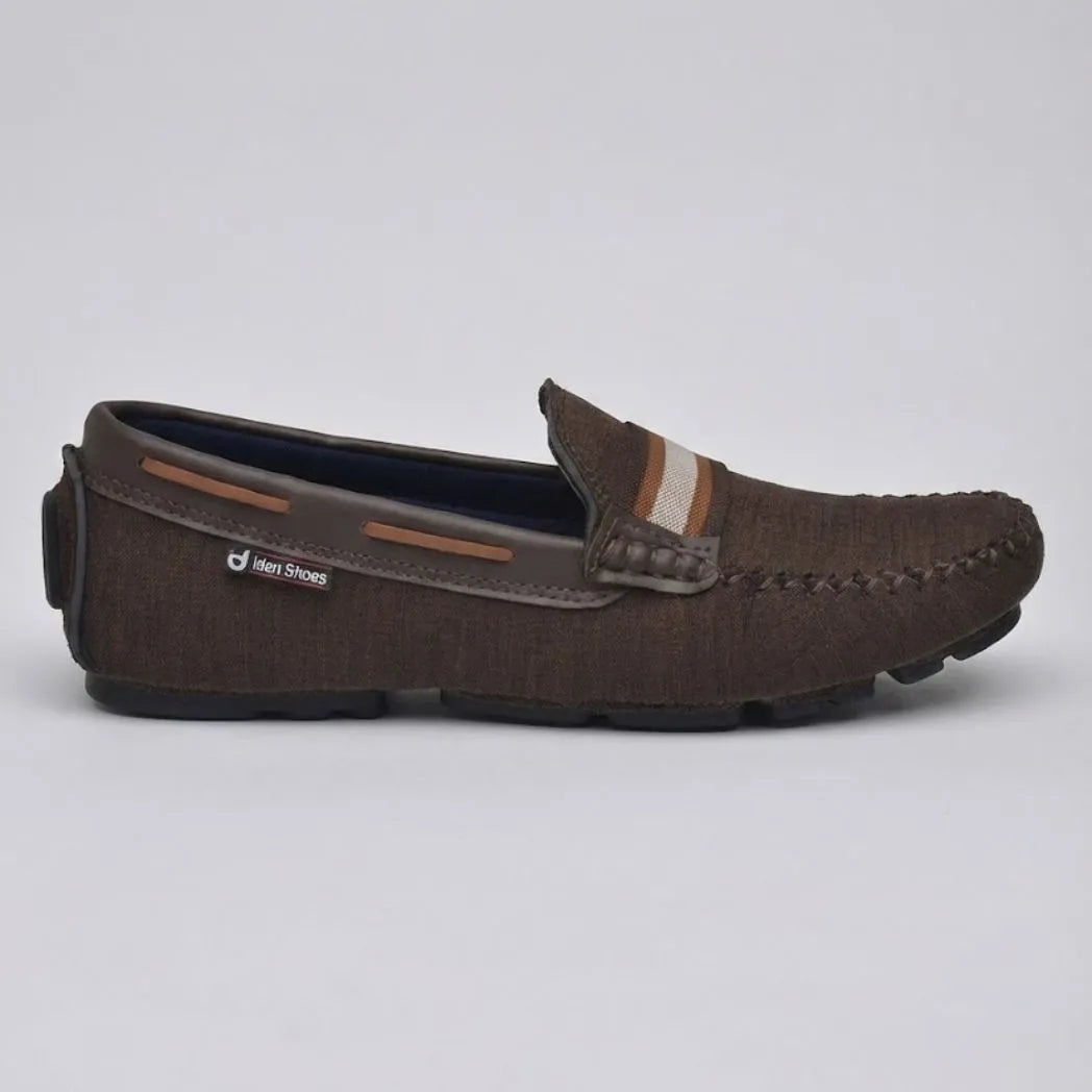 Mocassim Driver Riviera em Lona: modelo marrom de perfil, com faixa frontal listrada e cordão nas laterais.