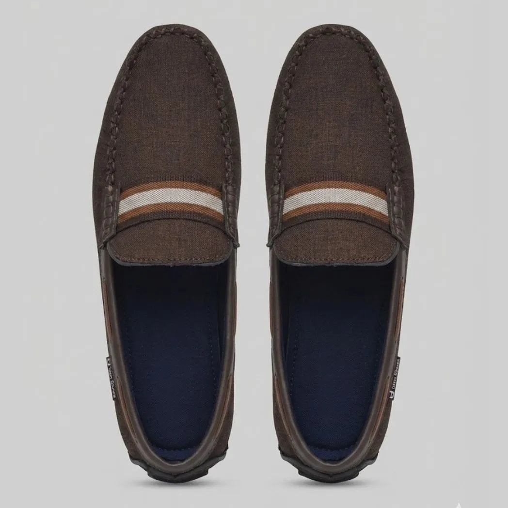 Par do modelo Mocassim Driver Riviera em Lona, na cor marrom, visto de cima.