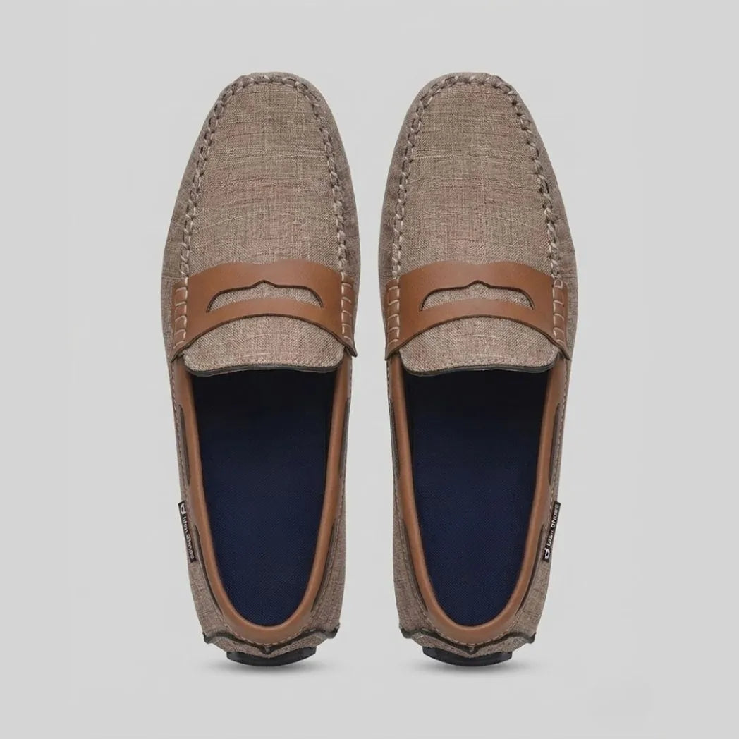 Par do modelo Mocassim Driver Riviera em Lona, na cor bege, visto de cima.
