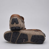 Par do modelo Mocassim Driver Riviera em Lona, na cor bege, com um dos solados voltado para a câmera.
