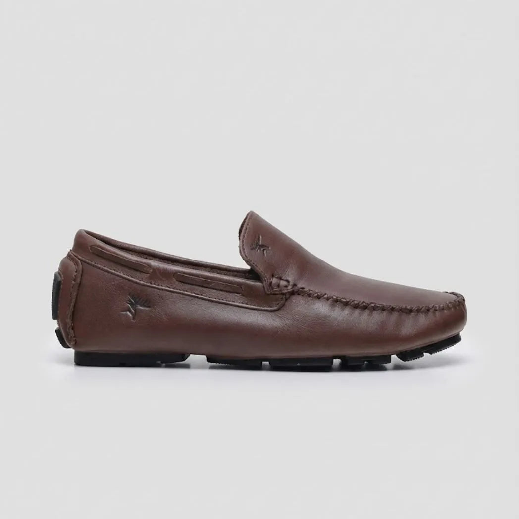 Mocassim Driver Vancouver de Couro: modelo marrom-escuro de perfil, com faixa frontal, pequeno emblema lateral e sola preta.