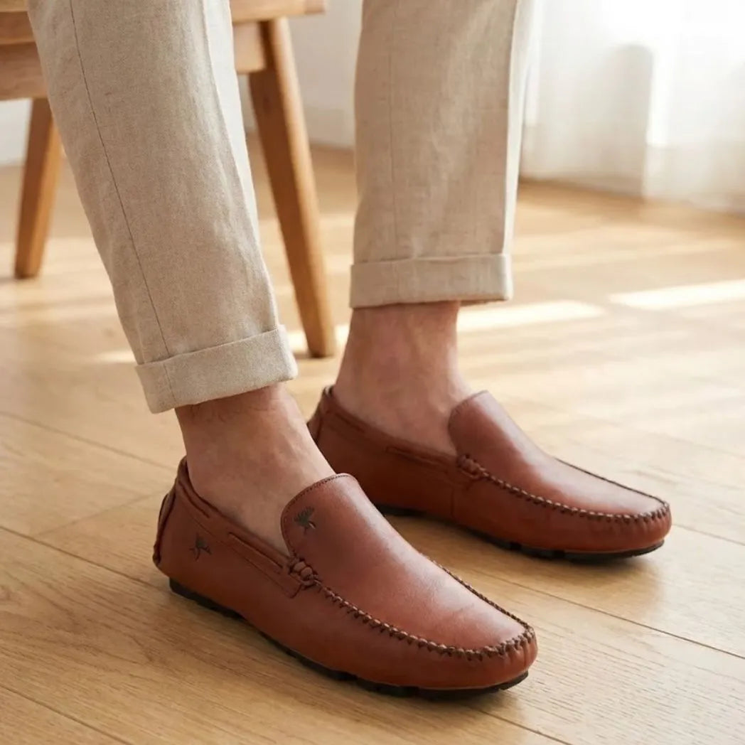 Mocassim Driver Vancouver de Couro na cor marrom, usado com calça clara de barra dobrada.