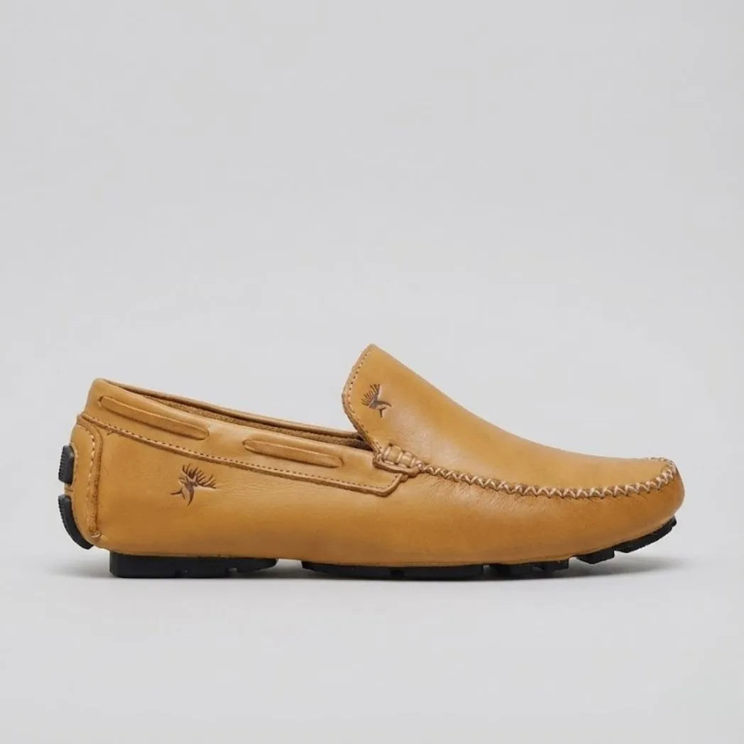 Mocassim Driver Vancouver de Couro na cor caramelo, em vista lateral.
