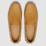 Par do modelo Mocassim Driver Vancouver de Couro, na cor caramelo, visto de cima.