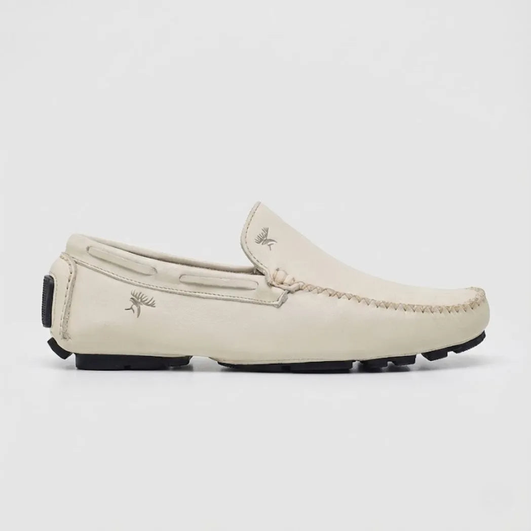 Mocassim Driver Vancouver de Couro Branco: vista lateral do modelo.