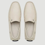 Par do modelo Mocassim Driver Vancouver de Couro, na cor branco, visto de cima.
