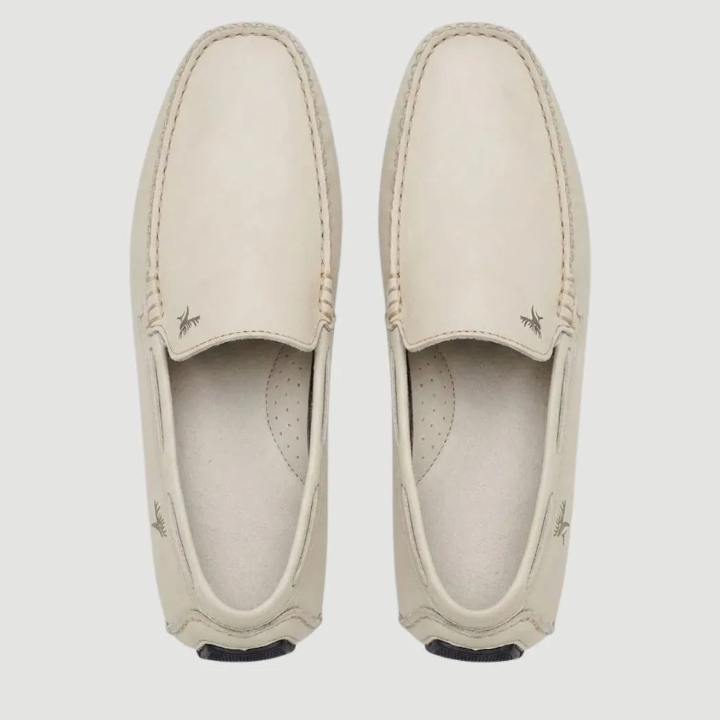 Par do modelo Mocassim Driver Vancouver de Couro, na cor branco, visto de cima.