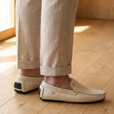 Mocassim Driver Vancouver de Couro na cor branco, usado com calça clara de barra dobrada.
