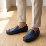 Mocassim Driver Vancouver de Couro na cor azul, usado com calça clara de barra dobrada.