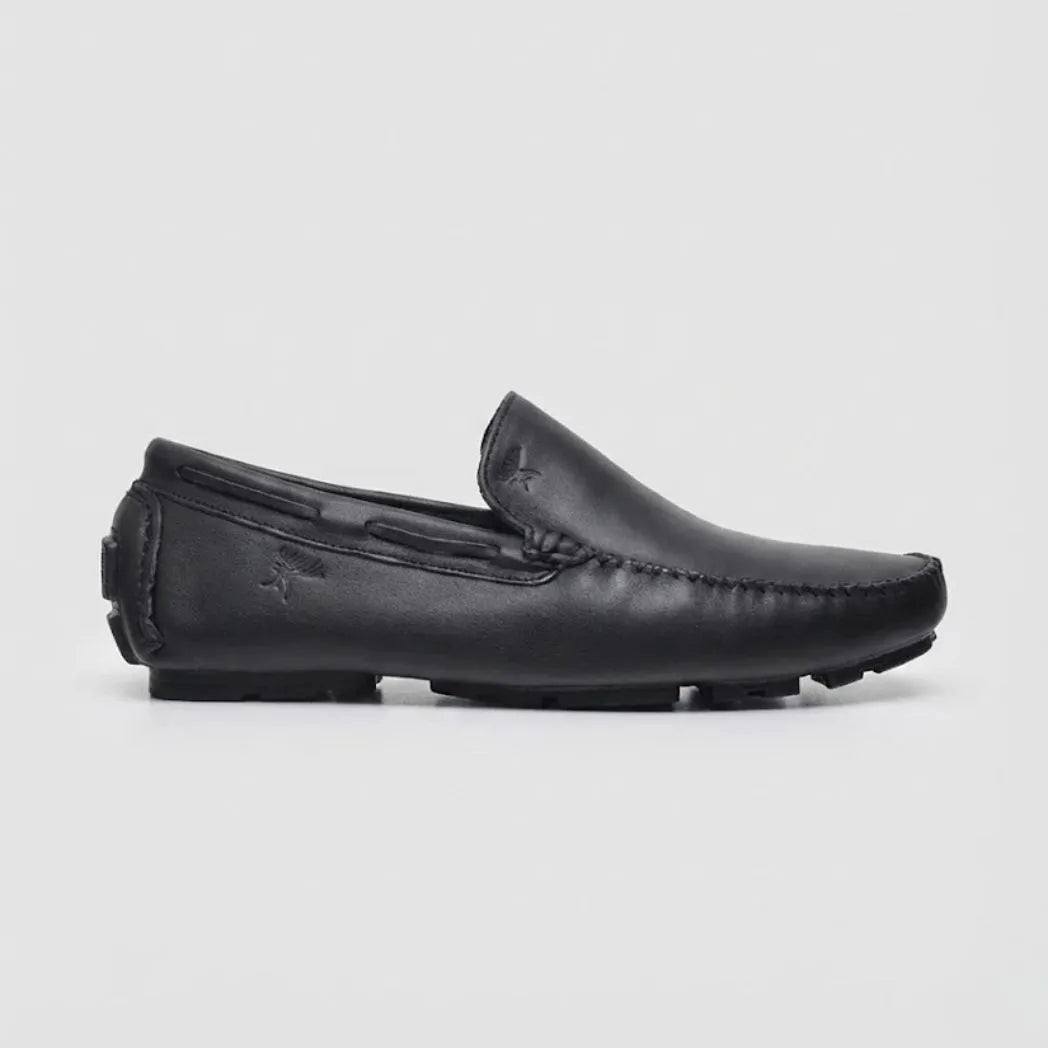 Mocassim Driver Vancouver de Couro na cor preto, em vista lateral.