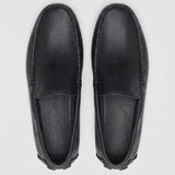 Par do modelo Mocassim Driver Vancouver de Couro, na cor preto, visto de cima.