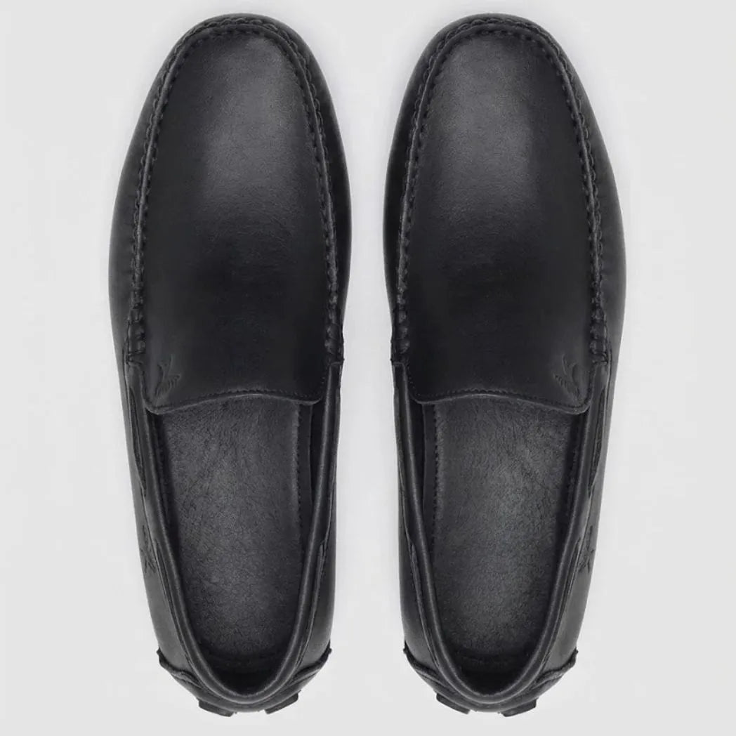 Par do modelo Mocassim Driver Vancouver de Couro, na cor preto, visto de cima.