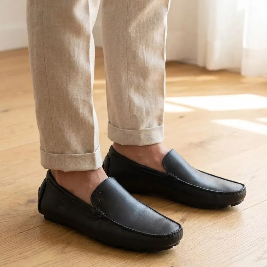 Mocassim Driver Vancouver de Couro na cor preto, usado com calça clara de barra dobrada.