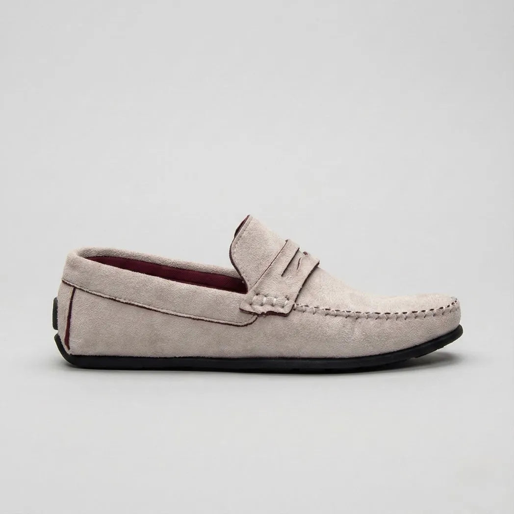 Mocassim Driver de Camurça Aspen Ice: modelo claro de perfil, com laço, costura frontal e sola preta.