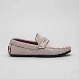 Mocassim Driver de Camurça Aspen Ice: modelo claro de perfil, com laço, costura frontal e sola preta.