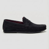 Mocassim Driver de Camurça Aspen Ice: modelo preto de perfil, com laço e sola preta.