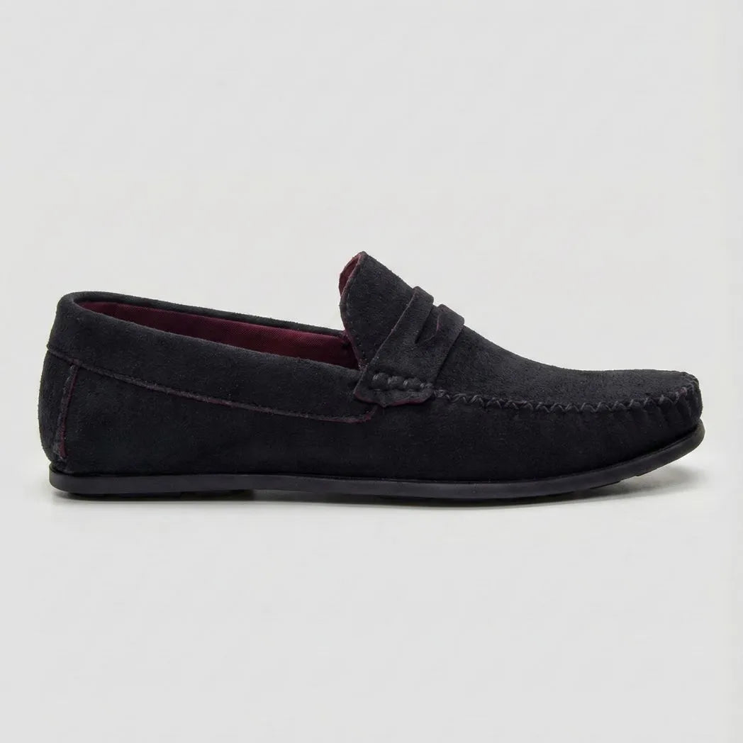 Mocassim Driver de Camurça Aspen Ice: modelo preto de perfil, com laço e sola preta.