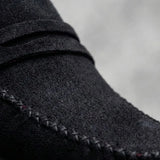Mocassim Driver de Camurça Aspen Ice: detalhe da textura preta, do laço e da costura frontal.