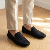Mocassim Driver de Camurça Aspen Ice: par preto usado com calça clara dobrada na barra.
