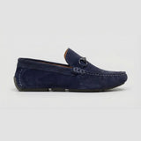 Mocassim Driver de Camurça Capri Dune: modelo azul-escuro de perfil, com pequena ferragem frontal e pinos na parte traseira.
