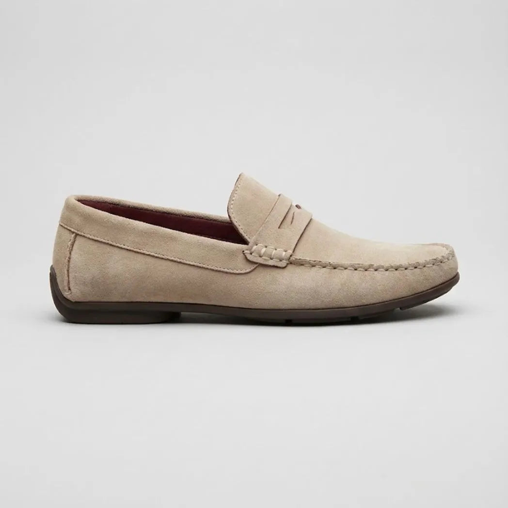 Mocassim Driver de Camurça Capri Tobacco na cor branco, em vista lateral.