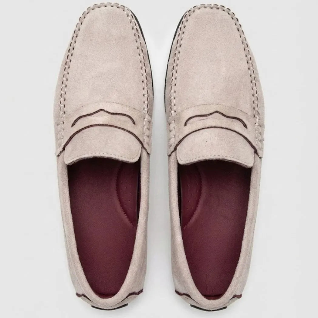 Par do modelo Mocassim Driver de Camurça Capri Tobacco, na cor branco, visto de cima.