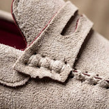 Detalhe da textura e das costuras do Mocassim Driver de Camurça Capri Tobacco na cor branco.