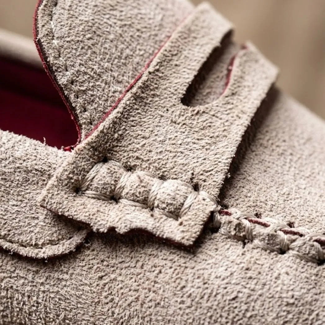 Detalhe da textura e das costuras do Mocassim Driver de Camurça Capri Tobacco na cor branco.