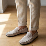 Mocassim Driver de Camurça Capri Tobacco na cor branco, usado com calça clara de barra dobrada.