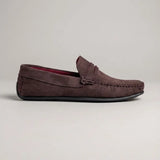 Mocassim Driver de Camurça Capri Tobacco na cor marrom-escuro, em vista lateral.